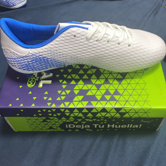 MENS SOCCER CLEATS - (New Without Tag) - Picture 4 of 5